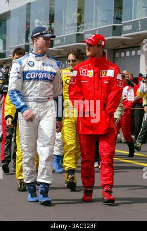 De gauche à droite) : Ralf Schumacher (GER) Williams s'entretient avec son frère Michael (GER) Ferrari sur le chemin du défilé des pilotes..Grand Prix d'Europe, Nurburgring, Allemagne, 23 juin 2002..IMAGE NUMÉRIQUE. (Crédit image : ©Sutton Motorsports/ZUMA Press) Banque D'Images