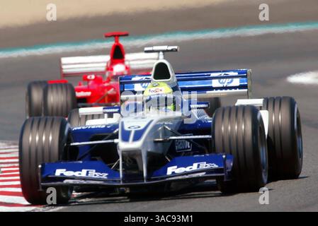 Ralf Schumacher (GER) Williams BMW FW24 mène son frère Michael Schumacher (GER) Ferrari F2002..Grand Prix de France, Magny-cours, France, 19 juillet 2002..IMAGE NUMÉRIQUE. (Crédit image : ©Sutton Motorsports/ZUMA Press) Banque D'Images