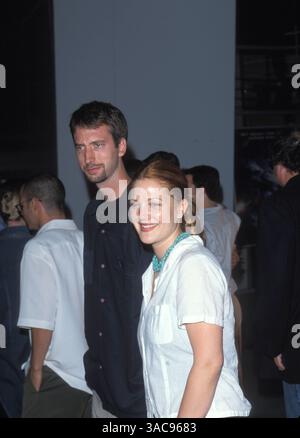 05 août 1999 - Los Angeles, Californie, États-Unis - le comédien, acteur, écrivain et animateur de télévision canadien TOM GREEN (né Michael Thomas Green le 30 juillet 1971) et l'actrice DREW BARRYMORE sont représentés sur une photo non datée. (Crédit image : © ZUMA Archive/ZUMA Press) RESTRICTIONS : FICHIER : date exacte Unkown Banque D'Images