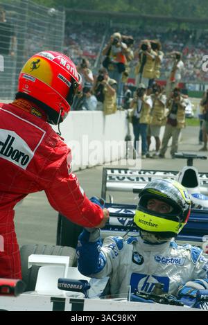 Le Pole sitter Michael Schumacher (GER) Ferrari félicite son frère Ralf Schumacher (GER) Williams BMW FW24 qui s'est qualifié deuxième. . Grand Prix d'Allemagne, Hockenheim, Allemagne, 27 juillet 2002..IMAGE NUMÉRIQUE. (Crédit image : ©Sutton Motorsports/ZUMA Press) Banque D'Images
