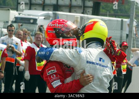 Le Pole sitter Michael Schumacher (GER) Ferrari (gauche) félicite son frère Ralf Schumacher (GER) Williams BMW FW24 qui s’est qualifié deuxième. . Grand Prix d'Allemagne, Hockenheim, Allemagne, 27 juillet 2002..IMAGE NUMÉRIQUE. (Crédit image : ©Sutton Motorsports/ZUMA Press) Banque D'Images