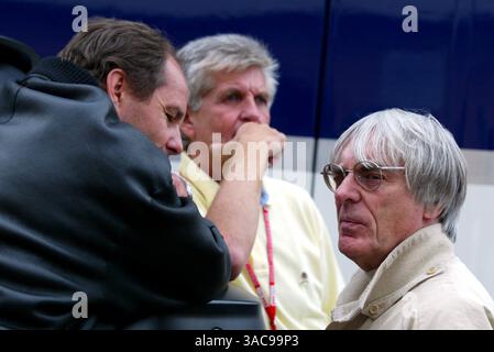 Bernie Ecclestone (GBR), à droite, s’entretient avec Gerhard Berger (AUT)..Grand Prix de Monaco, Monte Carlo, Monaco, 22 mai 2002..IMAGE NUMÉRIQUE (crédit image : ©Sutton Motorsports/ZUMA Press) Banque D'Images