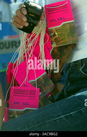 GRID Girl passes..Grand Prix de Hongrie, Budapest, 18 août 2002..IMAGE NUMÉRIQUE (crédit image : ©Sutton Motorsports/ZUMA Press) Banque D'Images