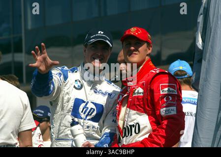 De gauche à droite) : Ralf Schumacher (GER) Williams et son frère Michael Schumacher (GER) Ferrari..Grand Prix de Hongrie, Budapest, 18 août 2002..IMAGE NUMÉRIQUE (crédit image : ©Sutton Motorsports/ZUMA Press) Banque D'Images