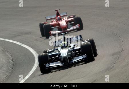 Ralf Schumacher (GER) Williams BMW FW24 mène son frère Michael Schumacher (GER) Ferrari F2002..Grand Prix des États-Unis, Indianapolis, 28 septembre 2002..IMAGE NUMÉRIQUE (crédit image : ©Sutton Motorsports/ZUMA Press) Banque D'Images