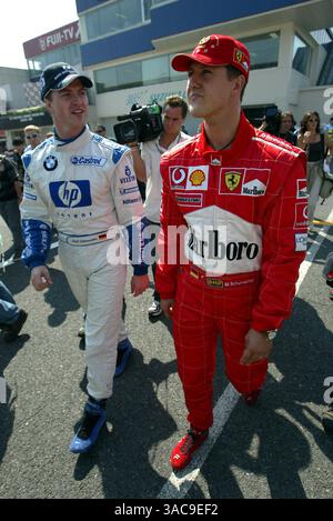 De gauche à droite) : Ralf Schumacher (GER) Williams avec son frère Michael Schumacher (GER) Ferrari..Grand Prix du Japon, Suzuka, 13 octobre 2002..IMAGE NUMÉRIQUE (crédit image : ©Sutton Motorsports/ZUMA Press) Banque D'Images