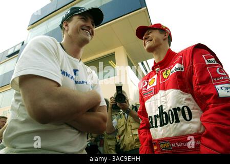 De gauche à droite) : Ralf Schumacher (GER) Williams avec son frère Michael Schumacher (GER) Ferrari..Grand Prix du Japon, Suzuka, 13 octobre 2002..IMAGE NUMÉRIQUE (crédit image : ©Sutton Motorsports/ZUMA Press) Banque D'Images