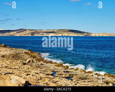 côte rocheuse de la mer méditerranée avec eau claire et ciel bleu Banque D'Images