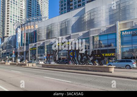 Vue sur la rue du North York Centre avec des œuvres d'art le long de la rue Yonge à Toronto, Canada Banque D'Images