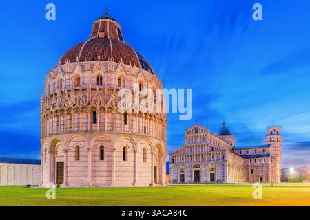 Pise, Italie. Le Baptistère, la Cathédrale de Pise avec la Tour penchée de Pise. Banque D'Images