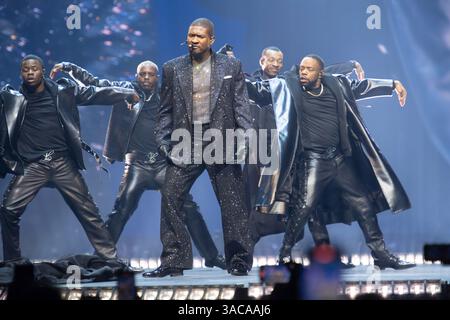 London.UK. L'auteur-compositeur-interprète américain Usher se produit lors de la deuxième de dix nuits à O2 Arena, Londres, Angleterre, Royaume-Uni le mardi 1er avril 2025 dans le cadre de sa tournée mondiale « Past present future » 2025. Ref :LMK370-020425-001 Justin Ng/Landmark Media WWW.LMKMEDIA.COM Banque D'Images