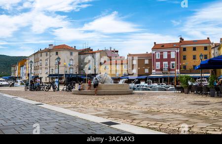 Cres, Croatie-24 juillet 2024 : belles façades colorées de vieilles maisons dans la ville de Cres, Croatie et bateaux ancrés dans le port Banque D'Images