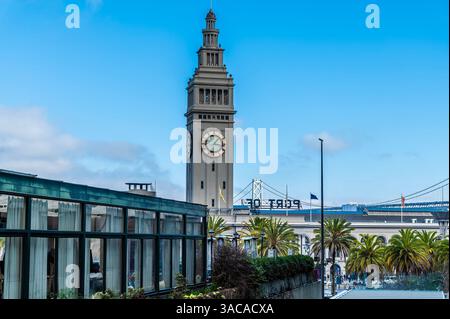 Une vue vers le bâtiment du ferry depuis le niveau supérieur de l'Embarcadero Center à San Francisco au début du printemps Banque D'Images