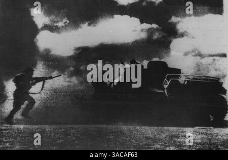 L'équipage de chars nazis se rend à Bayonet point. L'équipage de chars allemand se rend à Bayonet point. 08 novembre 1942. Banque D'Images