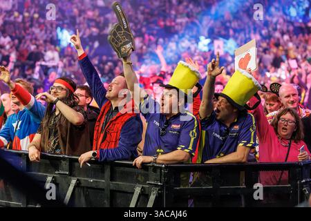 Berlin, Allemagne. 03rd Apr, 2025. Fléchettes : premier League, jour de match à Berlin, Uber Arena. Les spectateurs encouragent les participants. Crédit : Andreas Gora/dpa/Alamy Live News Banque D'Images