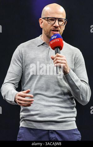 Berlin, Allemagne. 03rd Apr, 2025. Fléchettes : premier League, match à Berlin, Uber Arena. L'ancien joueur de fléchettes Mark Webster est l'hôte de l'événement. Crédit : Andreas Gora/dpa/Alamy Live News Banque D'Images