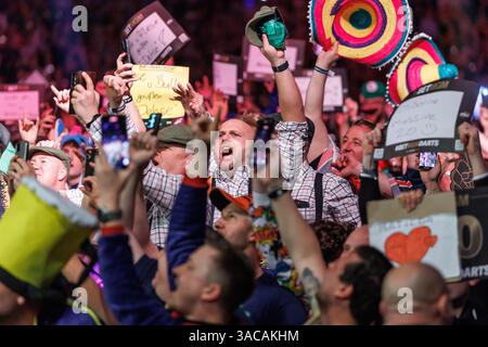 Berlin, Allemagne. 03rd Apr, 2025. Fléchettes : premier League, jour de match à Berlin, Uber Arena. Les spectateurs encouragent les participants. Crédit : Andreas Gora/dpa/Alamy Live News Banque D'Images
