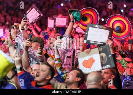 Berlin, Allemagne. 03rd Apr, 2025. Fléchettes : premier League, jour de match à Berlin, Uber Arena. Les spectateurs encouragent les participants. Crédit : Andreas Gora/dpa/Alamy Live News Banque D'Images