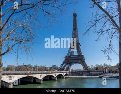 Paris, France - 03 31 2025 : Quais de Seine. Vue sur la Tour Eiffel et le pont d'Iena depuis les quais Banque D'Images