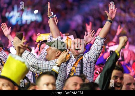 Berlin, Allemagne. 03rd Apr, 2025. Fléchettes : premier League, jour de match à Berlin, Uber Arena. Les spectateurs encouragent les participants. Crédit : Andreas Gora/dpa/Alamy Live News Banque D'Images