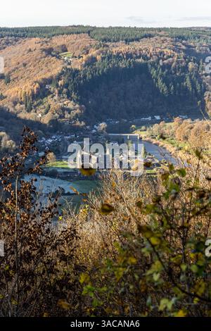 Vue d'automne depuis Devils Pulpit sur l'abbaye de Tintern et la vallée de Wye. Banque D'Images