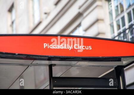 Londres, Royaume-Uni - 14 septembre 2023 : panneau d'arrêt Piccadilly Circus. Banque D'Images