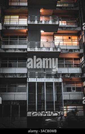 New England House à Brighton au crépuscule, un exemple d'architecture brutaliste et la première structure industrielle construite à cet effet au monde Banque D'Images