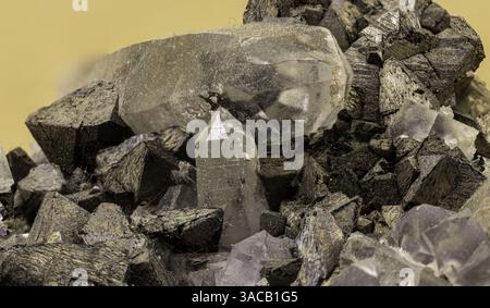 Superbe grappe cristalline capturée avec des détails saisissants, mettant en valeur les formes complexes et les surfaces réfléchissantes de ces minéraux naturels Banque D'Images