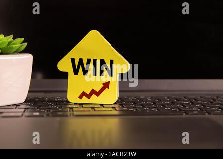 Participez pour gagner message écrit sur papier jaune déchiré déchiré avec fond brun. Entrez conceptuel pour gagner le symbole. Copier l'espace. Banque D'Images