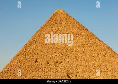 Afrique, Egypte, Gizeh. Vue panoramique sur l'une des grandes pyramides de Gizeh. Banque D'Images