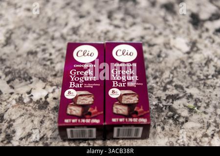 Avon, États-Unis - 10 février 2023 : gros plan macro de la marque alimentaire achetée de barres de cheesecake au yogourt glacé Clio enrobées d'une garniture aromatisée au chocolat Banque D'Images