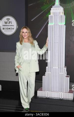 New York, États-Unis. 03rd Apr, 2025. Kylie Minogue et la Great Barrier Reef Foundation assistent à la cérémonie d'éclairage de l'Empire State Building, New York, NY, le 3 avril 2025. (Photo par Anthony Behar/Sipa USA) crédit : Sipa USA/Alamy Live News Banque D'Images