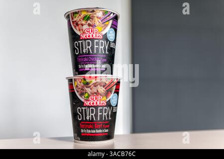 Destin, États-Unis - 6 mars 2023 : Two Cup Noodles marque ramen nouilles bol à soupe instantanée repas asiatique avec signe pour poulet, saveur de bœuf teriyaki sautés Banque D'Images