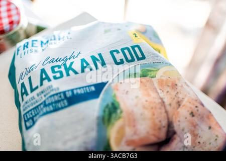 Roseland, États-Unis - 4 février 2025 : morue d'Alaska filet de poisson de mer congelé poisson sauvage attrapé produit Aldi dans un sac en plastique paquet macro gros plan Banque D'Images