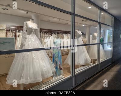 Vitrine du magasin de mode nuptiale, avec des mannequins en robes de mariée blanches Banque D'Images