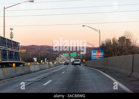 Louisville, États-Unis - 21 novembre 2022 : frontière du Kentucky à la rivière Ohio au panneau de bienvenue de l'Indiana sur l'autoroute i64 et pont Sherman Minton au lever du soleil Banque D'Images