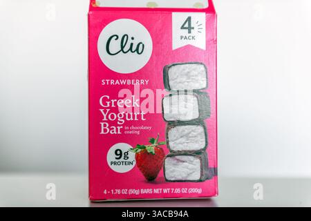 Destin, États-Unis - 5 mars 2023 : Clio Frozen Yogurt Cheesecake bars enrobés de chocolat saveur fraise remplissage closeup macro de la marque alimentaire achetée Banque D'Images