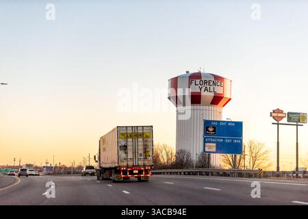 Florence, États-Unis - 20 novembre 2022 : frontière de l'Ohio avec la route et la ville du Kentucky au coucher du soleil crépuscule nuit sombre avec château d'eau et slogan de signe sur l'interstate Banque D'Images