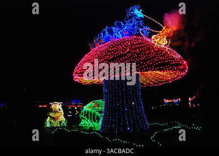 De grands personnages et des champignons sont illuminés de nombreuses lumières lors d'un défilé nocturne à Orlando en Floride Banque D'Images
