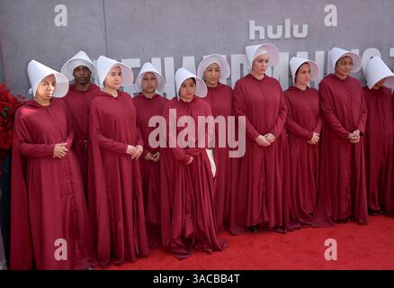 Los Angeles, États-Unis. 02 avril 2025. Los Angeles, CA. 02MAR2025 : Handmaids à la première saison 6 de Handmaid's Tale au TCL Chinese Theatre. Crédit photo : Paul Smith/Alamy Live News Banque D'Images
