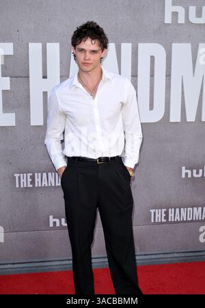 Los Angeles, États-Unis. 02 avril 2025. Los Angeles, CA. 02MAR2025 : Curran Walters à la première de la saison 6 de Handmaid's Tale au TCL Chinese Theatre. Crédit photo : Paul Smith/Alamy Live News Banque D'Images