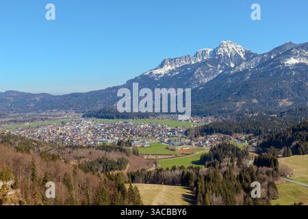 Une vue de Reutte depuis le pont suspendu Highline 179 dans le Tyrol, Autriche, révèle des vallées enneigées, des forêts denses et des sommets imposants sous un c Banque D'Images