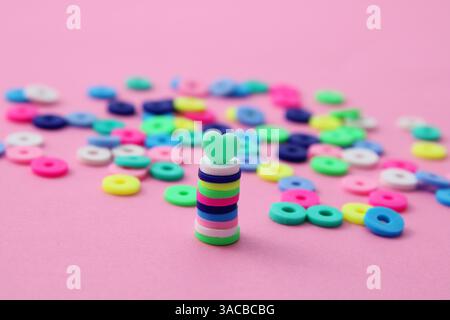 Coeur sur un groupe de perles colorées Banque D'Images