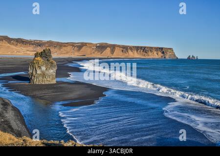 Islande, Vik. Plage de sable noir de Reynisfjara Banque D'Images
