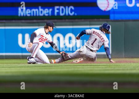 Paul, Minnesota, États-Unis. 3 avril 2025. EDOUARD JULIAN, joueur des Twins du Minnesota, marque BRENDAN ROGERS, joueur des Houston Astros. Les Twins du Minnesota et les Astros de Houston se sont affrontés au Target Field pour la journée d'ouverture le 3 avril Les Astros ont gagné le match par un score de 5-2. (Crédit image : © Michael Turner/ZUMA Press Wire) USAGE ÉDITORIAL SEULEMENT ! Non destiné à UN USAGE commercial ! Banque D'Images