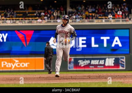 Paul, Minnesota, États-Unis. 3 avril 2025. CHRISTIAN WALKER, joueur des Astros de Houston, fait le tour des bases après avoir frappé un home run. Les Twins du Minnesota et les Astros de Houston se sont affrontés au Target Field pour la journée d'ouverture le 3 avril Les Astros ont gagné le match par un score de 5-2. (Crédit image : © Michael Turner/ZUMA Press Wire) USAGE ÉDITORIAL SEULEMENT ! Non destiné à UN USAGE commercial ! Banque D'Images