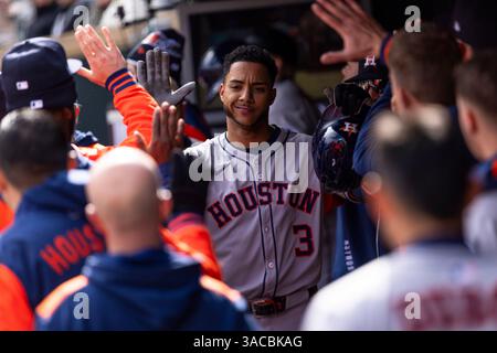 Paul, Minnesota, États-Unis. 3 avril 2025. JEREMY PENA, joueur des Astros de Houston, célèbre avec ses coéquipiers après avoir frappé un home run. Les Twins du Minnesota et les Astros de Houston se sont affrontés au Target Field pour la journée d'ouverture le 3 avril Les Astros ont gagné le match par un score de 5-2. (Crédit image : © Michael Turner/ZUMA Press Wire) USAGE ÉDITORIAL SEULEMENT ! Non destiné à UN USAGE commercial ! Banque D'Images