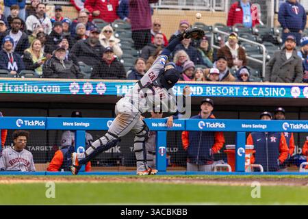 Paul, Minnesota, États-Unis. 3 avril 2025. Houston Astros Catcher VICTOR CARATINI se penche pour faire une prise. Les Twins du Minnesota et les Astros de Houston se sont affrontés au Target Field pour la journée d'ouverture le 3 avril Les Astros ont gagné le match par un score de 5-2. (Crédit image : © Michael Turner/ZUMA Press Wire) USAGE ÉDITORIAL SEULEMENT ! Non destiné à UN USAGE commercial ! Banque D'Images