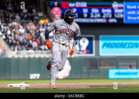 Paul, Minnesota, États-Unis. 3 avril 2025. VICTOR CARATINI, joueur des Astros de Houston, termine troisième sur son chemin pour marquer. Les Twins du Minnesota et les Astros de Houston se sont affrontés au Target Field pour la journée d'ouverture le 3 avril Les Astros ont gagné le match par un score de 5-2. (Crédit image : © Michael Turner/ZUMA Press Wire) USAGE ÉDITORIAL SEULEMENT ! Non destiné à UN USAGE commercial ! Banque D'Images