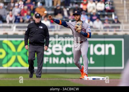 Paul, Minnesota, États-Unis. 3 avril 2025. Houston Astros Shortstop JEREMY PENA lance à la première base pour une sortie. Les Twins du Minnesota et les Astros de Houston se sont affrontés au Target Field pour la journée d'ouverture le 3 avril Les Astros ont gagné le match par un score de 5-2. (Crédit image : © Michael Turner/ZUMA Press Wire) USAGE ÉDITORIAL SEULEMENT ! Non destiné à UN USAGE commercial ! Banque D'Images